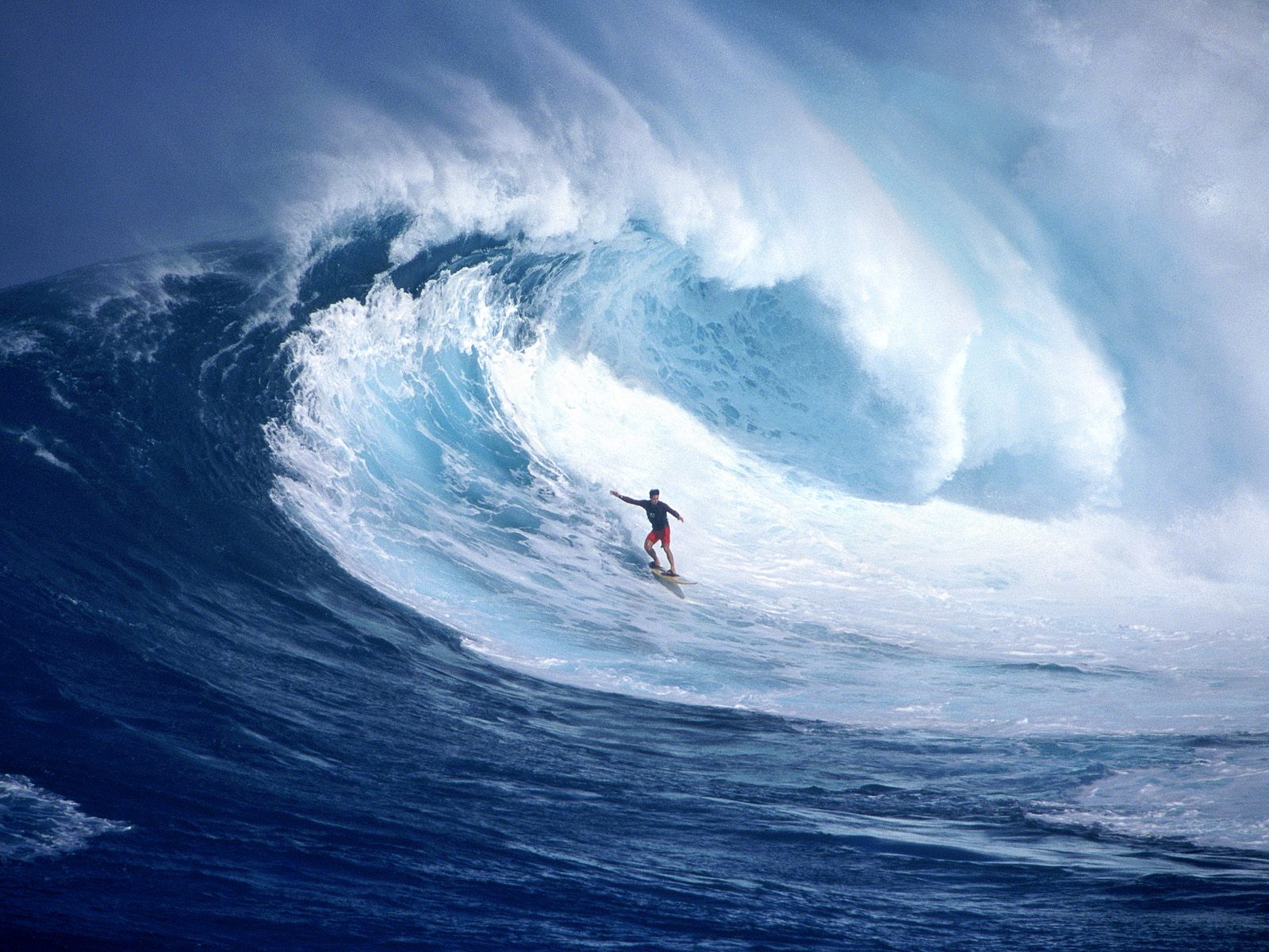 Download HQ Extreme Surfing wallpaper / 1600x1200. Extreme Surfing wallpaper
